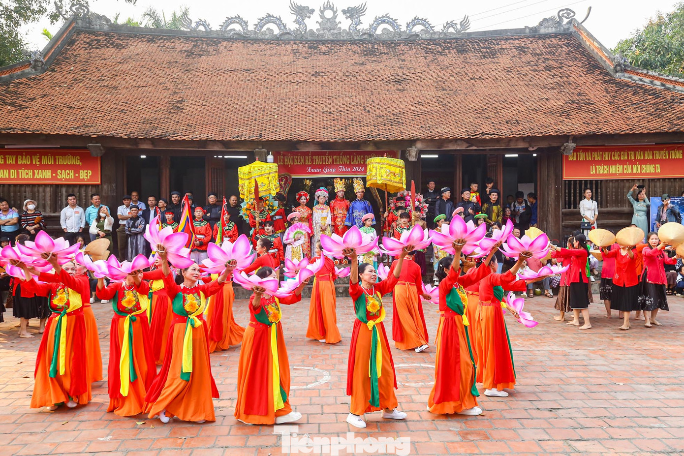 Lễ hội khép lại với màn múa hát chúc mừng cho đôi phu thê đã nên duyên. Đây là dịp để dân làng và du khách các nơi có dịp ôn lại truyền thống lịch sử, giúp thế hệ trẻ gìn giữ, phát huy và thể hiện tình yêu quê hương đất nước.