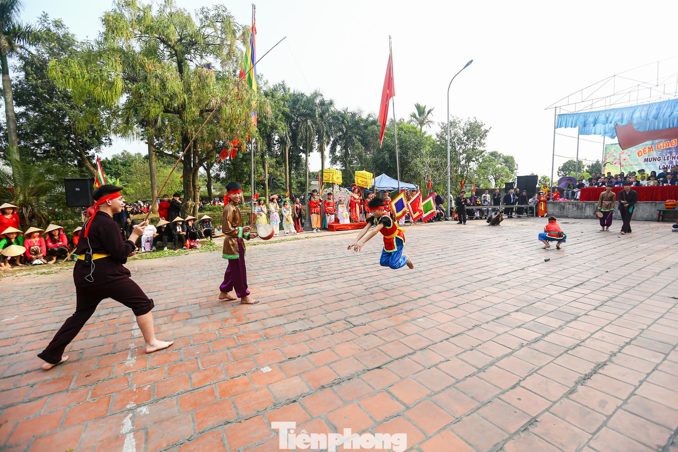 Thi câu ếch, người đóng giả làm ếch là các em nhỏ. Ban giám khảo sẽ chấm điểm cao cho những “chú ếch” nhảy khỏe, nhảy nhanh.