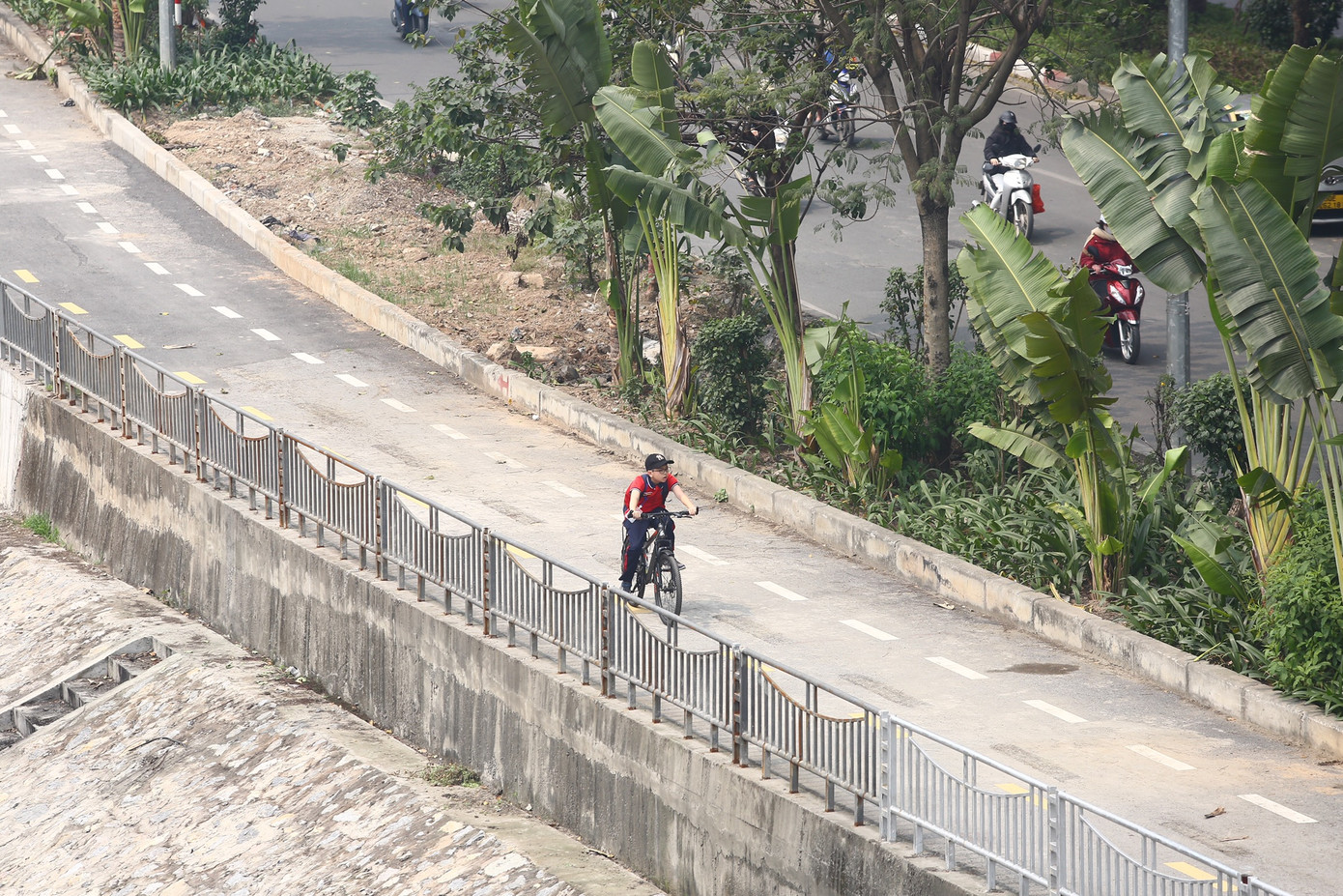 Ghi nhận của PV, tuyến đường hầu như không có người sử dụng. Thi thoảng lác đác vài xe đạp xuất hiện trên tuyến đường vào giờ tan tầm, người dân tập thể dục.
