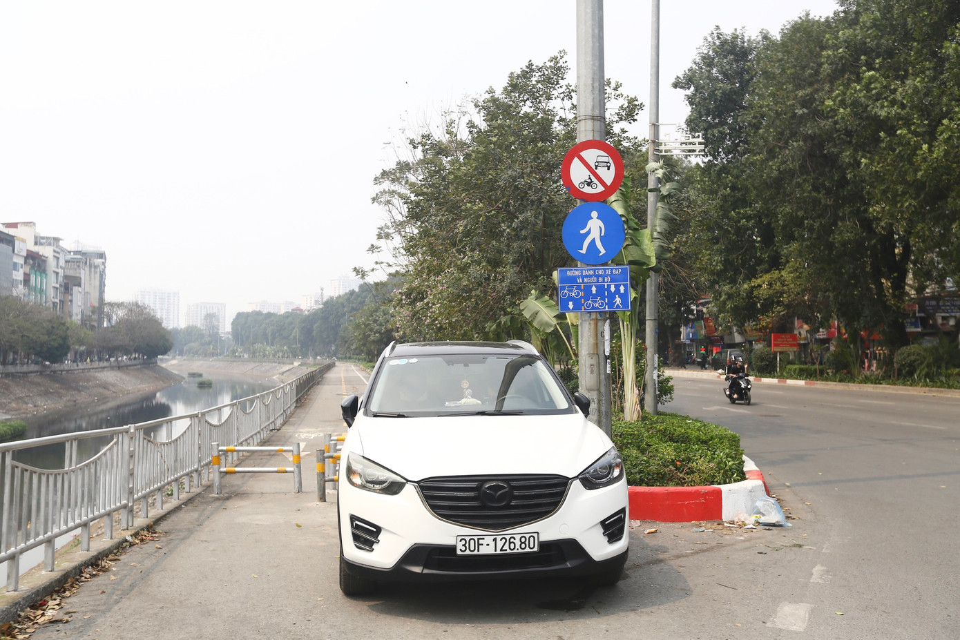 Nhiều ô tô dừng đỗ ngay trước lối ra vào đường dành riêng cho xe đạp, gây cản trở người dân sử dụng.