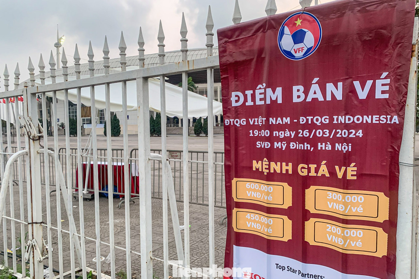 Vé trận đấu giữa đội tuyển Việt Nam và Indonesia được Liên đoàn bóng đá Việt Nam (VFF) mở bán trực tuyến từ ngày 15/3. Và vé cũng được mở bán trực tiếp tại trụ sở VFF ở đường Lê Quang Đạo (quận Nam Từ Liêm, Hà Nội) từ ngày 22/3 đến hết ngày 26/3. Giá vé bán ra với 4 mệnh giá, bao gồm: 200.000 đồng/vé, 300.000 đồng/vé, 450.000 đồng/vé và 600.000 đồng/vé, tương ứng với các khán đài khác nhau.