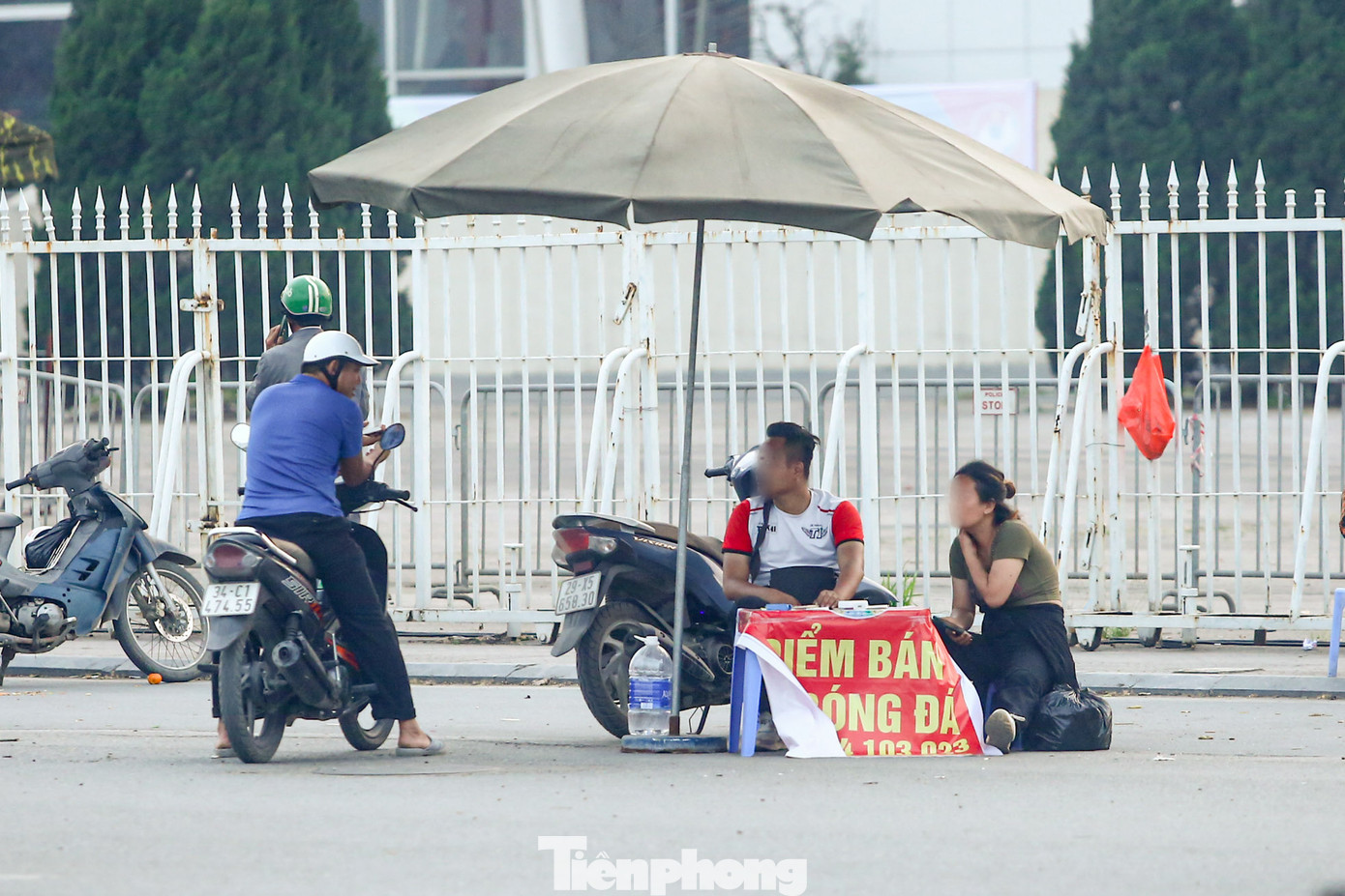 Các ki-ốt tự lập tại thị trường "chợ đen" xuất hiện xung quanh trước SVĐ Mỹ Đình, tuy nhiên hoạt động mua bán lại diễn ra ảm đạm.