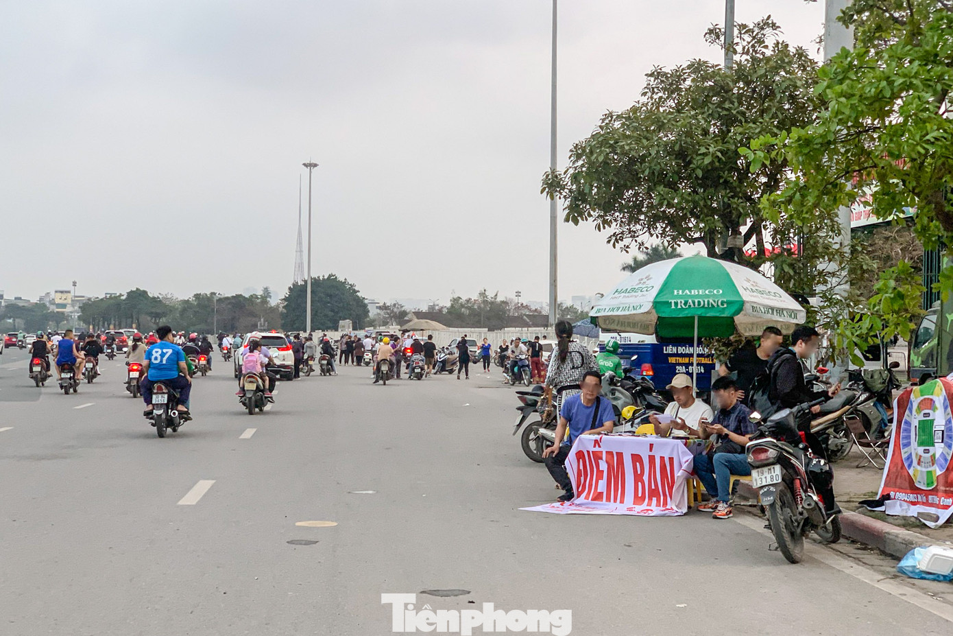 Các ki-ốt tự lập tại thị trường "chợ đen" xuất hiện xung quanh trước SVĐ Mỹ Đình, tuy nhiên hoạt động mua bán lại diễn ra ảm đạm.