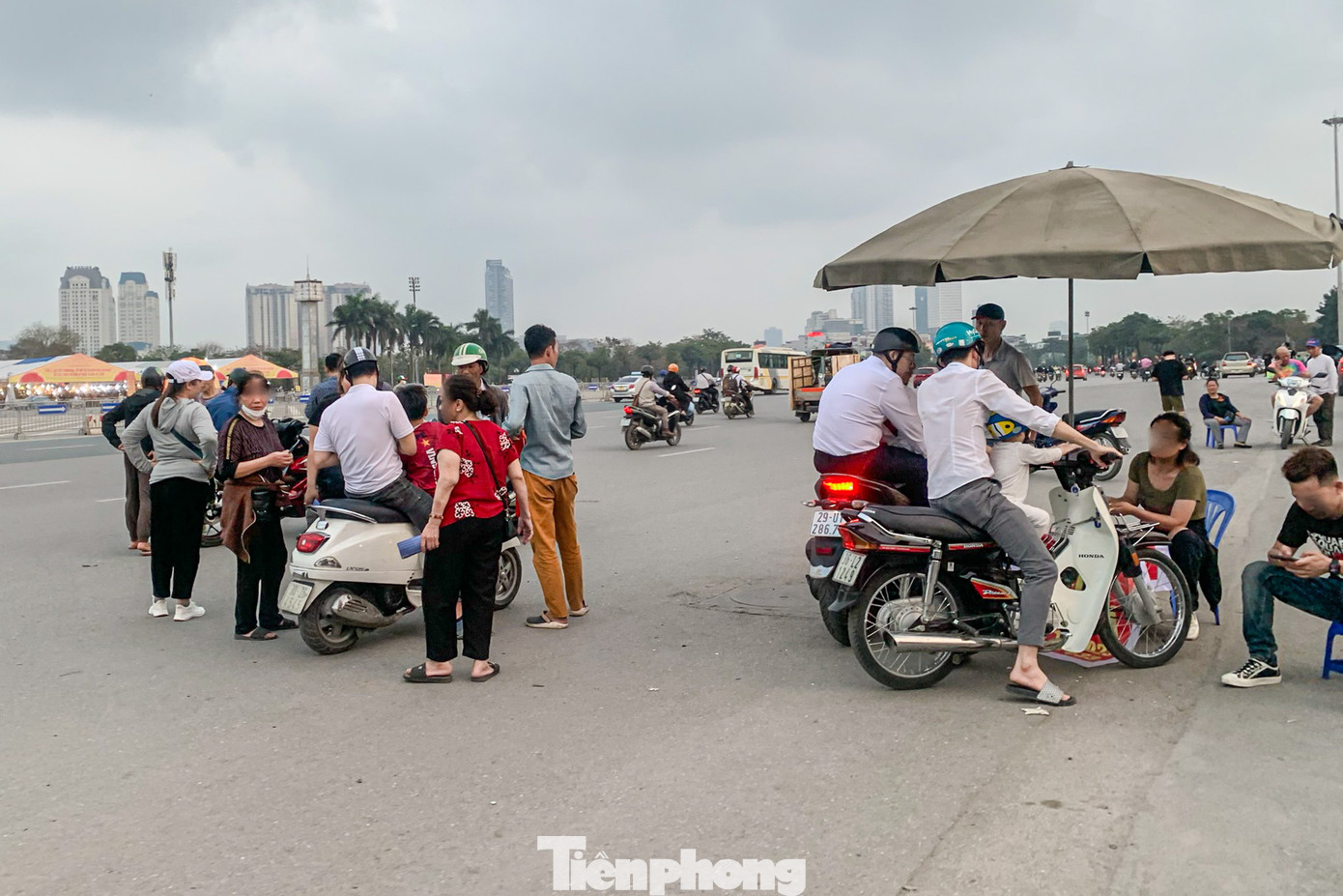 Chỉ cần có khách vào hỏi, dân phe vé liên tục vây quanh.