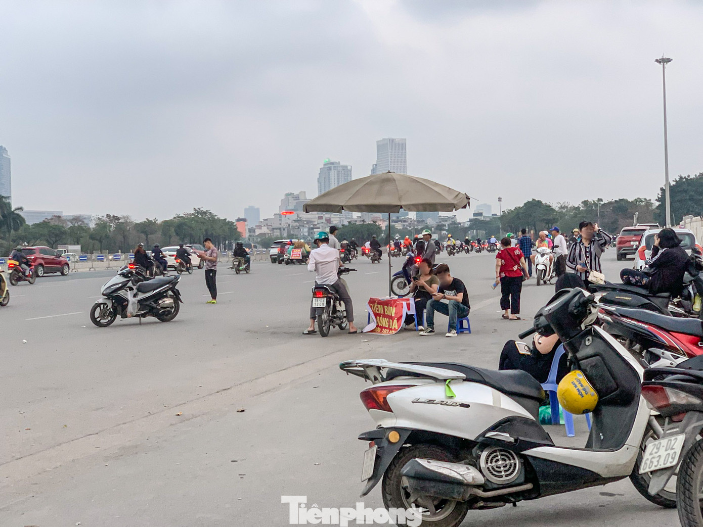 Cô T., dân phe vé ngoài cổng SVĐ Mỹ Đình cho biết chưa trận đấu nào mà ế ẩm như năm nay, còn ế hơn cả dịch COVID-19. "Chưa năm nào bán vé lại khó khăn như năm nay, tôi có 100 cặp vé mà bán mãi không hết. Khách đi qua chỉ vào hỏi giá, mặc dù rất mềm nhưng cũng không thấy ai bỏ tiền ra mua", cô T. chia sẻ thêm.