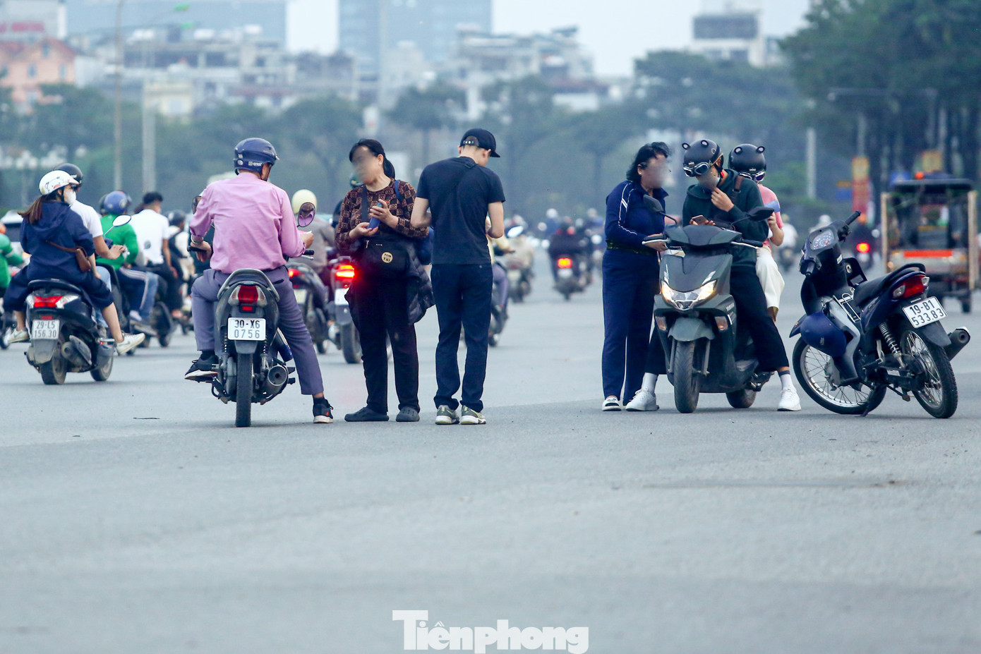 Phe vé chào mời khách "mỏi mồm" để bán vé trận Việt Nam và Indonesia.