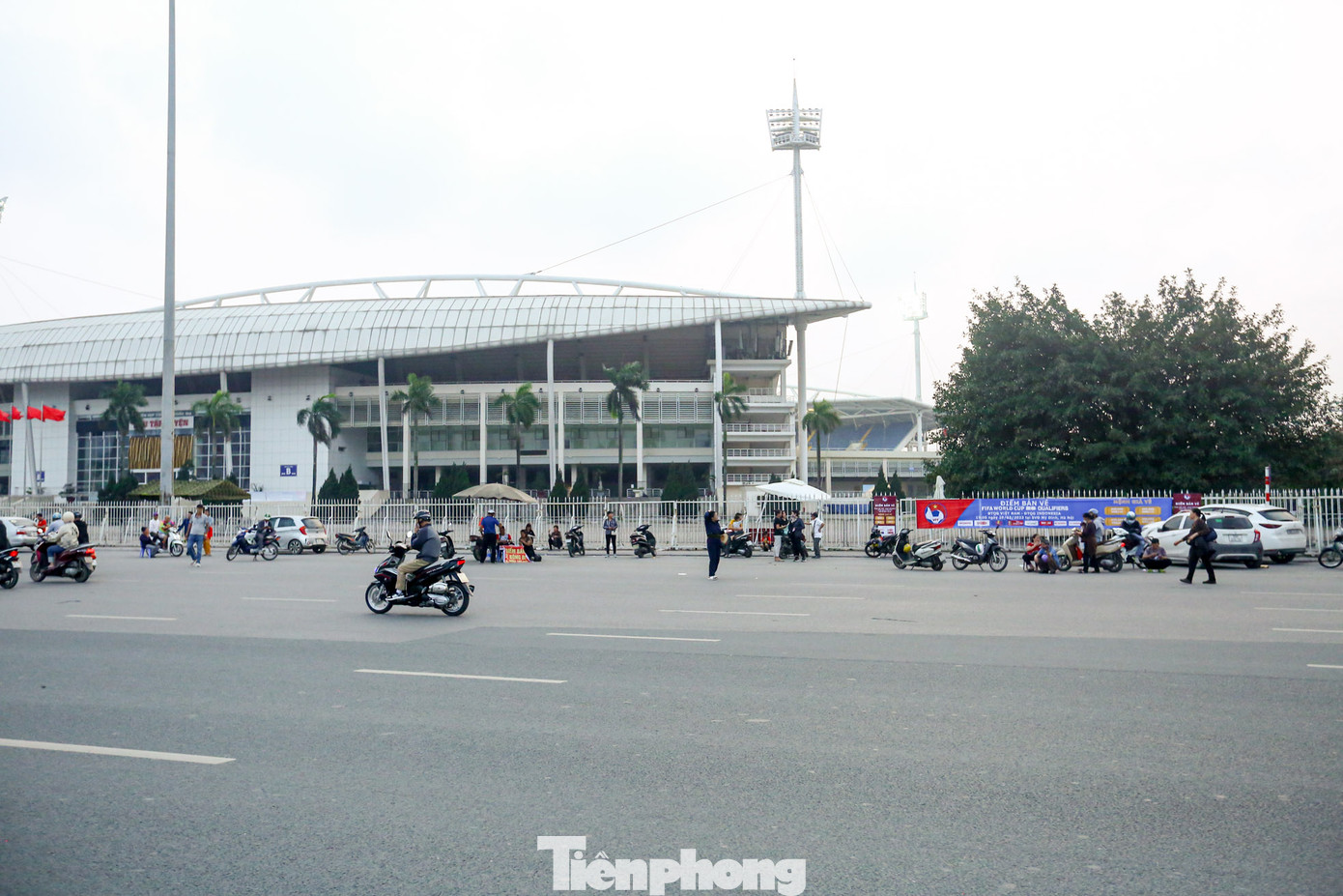 Chỉ còn một ngày nữa sẽ diễn ra trận đấu giữa đội tuyển Việt Nam và Indonesia. Tuy nhiên, theo ghi nhận của PV, khu vực mua bán vé trước cửa SVĐ Mỹ Đình lại chìm trong ảm đạm, không nhộn nhịp, tấp nập như những trận đấu trước kia của ĐT Việt Nam trên sân này.