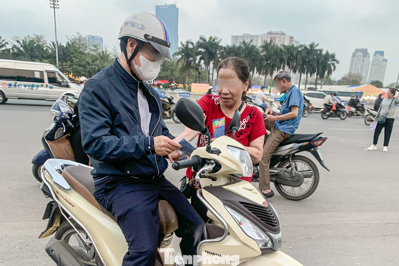 "Như những trận đấu trước của ĐT Việt Nam, tôi phải lên mạng săn vé, nếu không đặt được cũng ra chợ đen bị mua chênh giá gấp 2 lần. Tuy nhiên lần này tôi có thể dễ dàng mua được vé gần với giá gốc. Mặc dù ĐT Việt Nam đang không có phong độ và kết quả tốt, tuy nhiên tôi sẽ đi xem và ủng hộ", anh Đ. (quận Nam Từ Liêm, Hà Nội) chia sẻ.