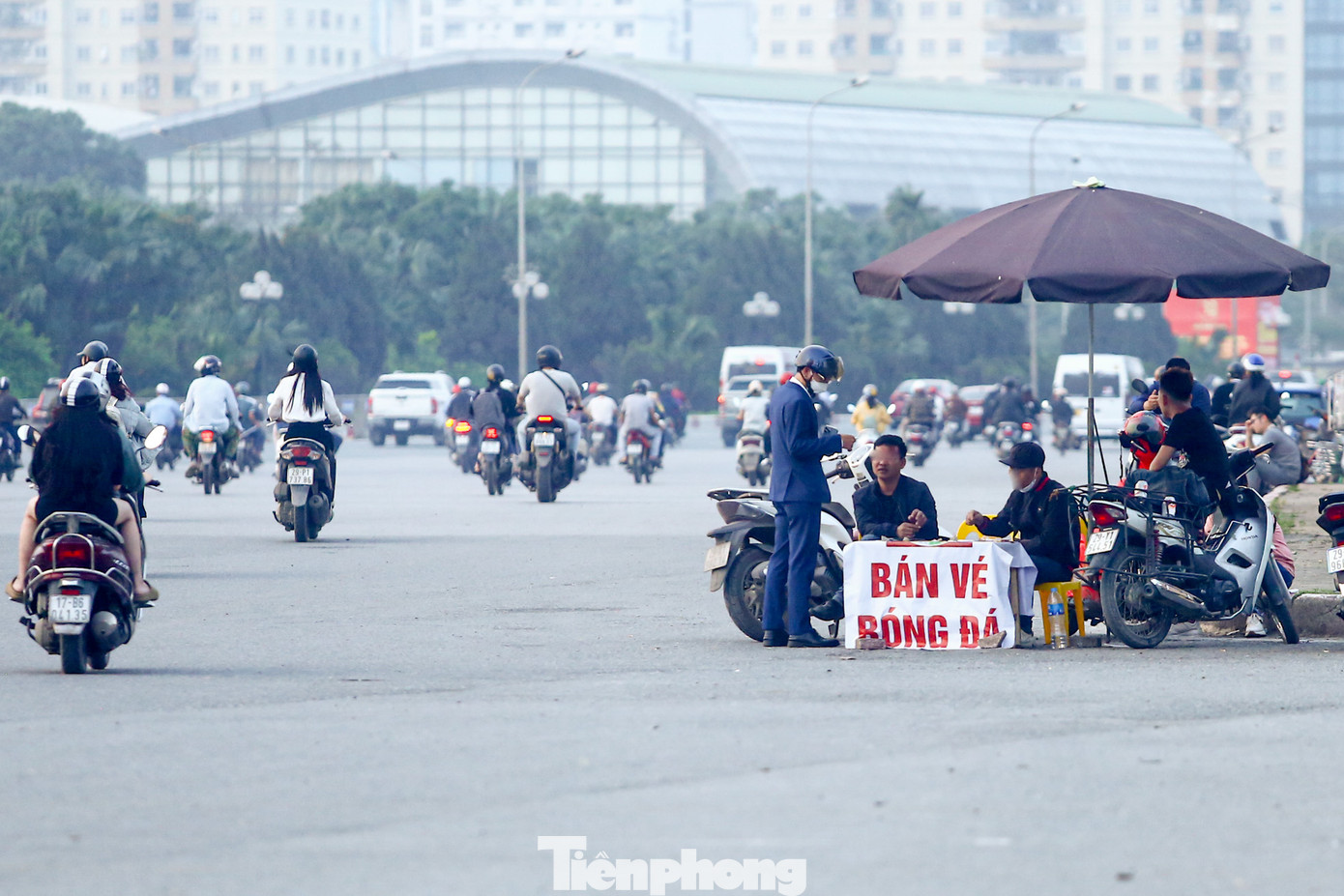 Các ki-ốt tự lập tại thị trường "chợ đen" xuất hiện xung quanh trước SVĐ Mỹ Đình, tuy nhiên hoạt động mua bán lại diễn ra ảm đạm.