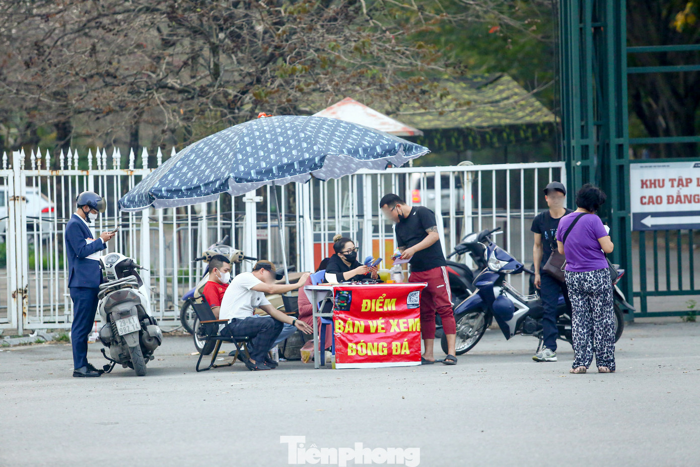 Các ki-ốt tự lập tại thị trường "chợ đen" xuất hiện xung quanh trước SVĐ Mỹ Đình, tuy nhiên hoạt động mua bán lại diễn ra ảm đạm.
