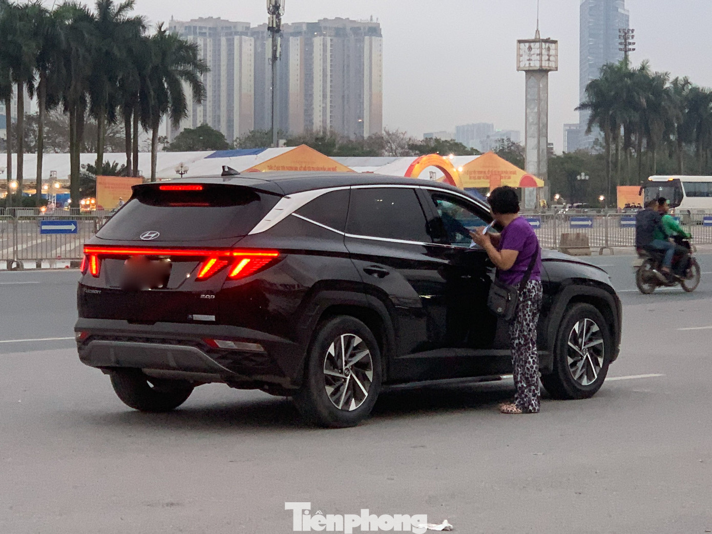 Phe vé chào mời khách "mỏi mồm" để bán vé trận Việt Nam và Indonesia.