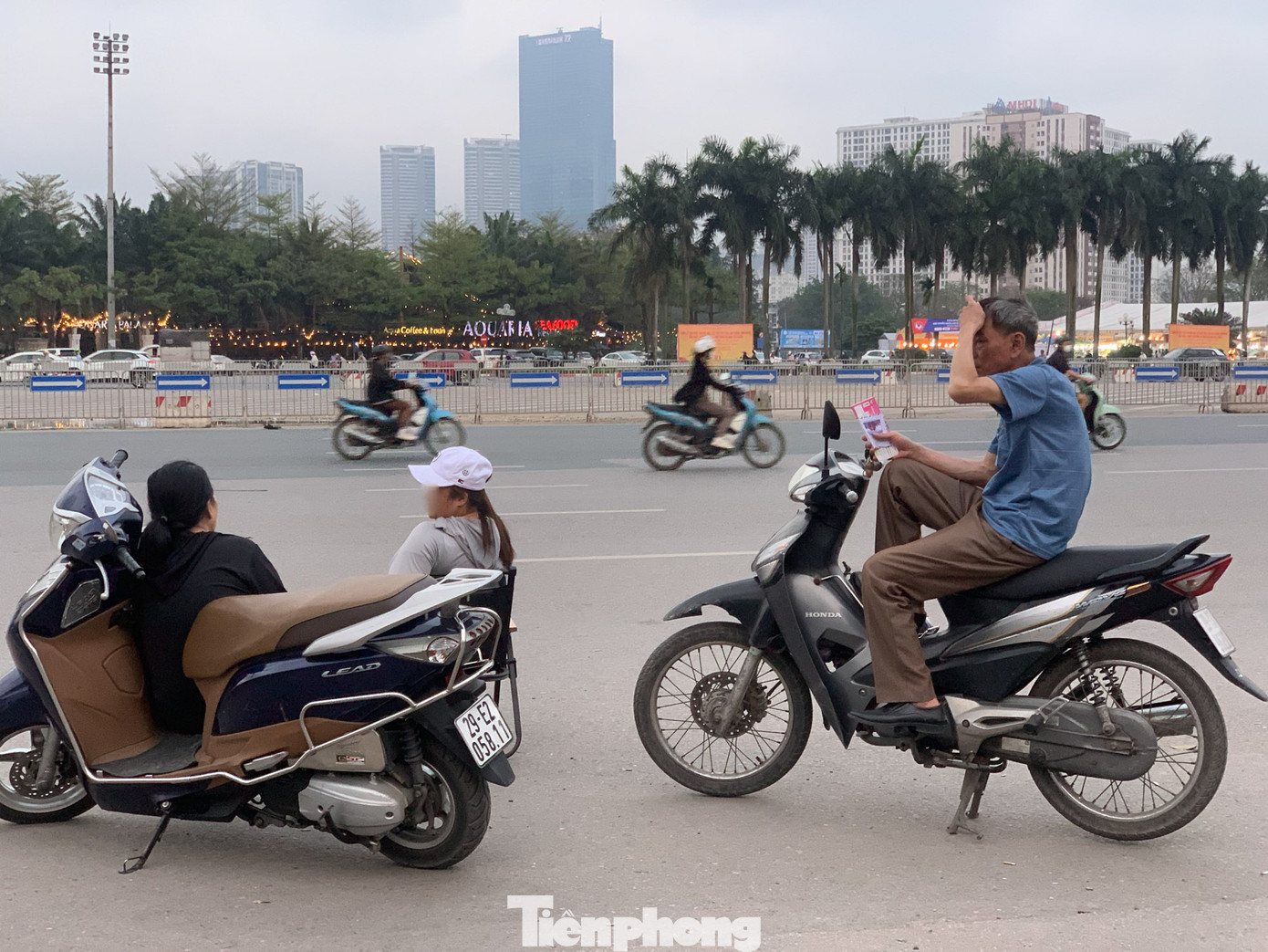 Vé tại thị trường chợ đen chênh chỉ từ 50.000đ-100.000đ/cặp so với giá gốc.