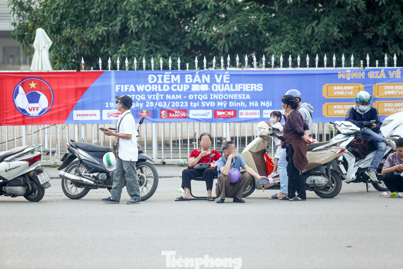 Hàng chục phe vé có mặt tại cổng SVĐ Mỹ Đình, có đủ loại mệnh giá ngồi chờ khách mua, tuy nhiên chỉ có lác đác vài người vào hỏi.