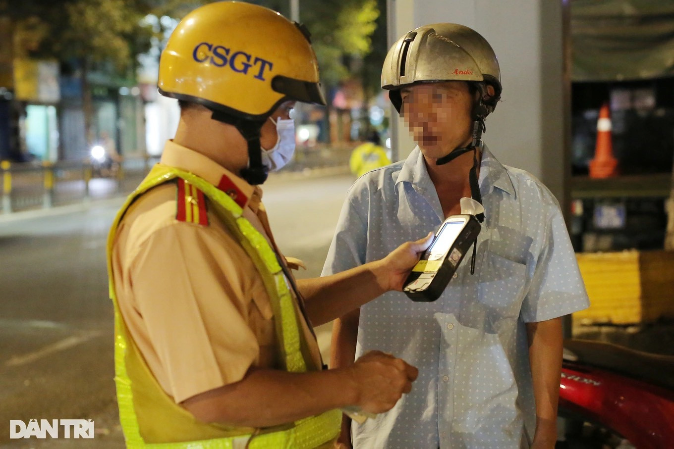 Tài xế H. bị CSGT kiểm tra nồng độ cồn khi đang chạy xe trong hẻm rộng chưa đến 2m (Ảnh: An Huy). Tài xế H. bị CSGT kiểm tra nồng độ cồn khi đang chạy xe trong hẻm rộng chưa đến 2m (Ảnh: An Huy).