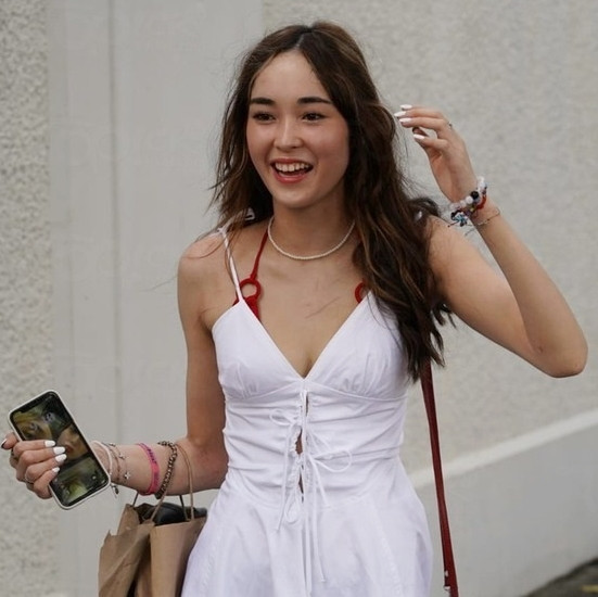 Thí sinh nhỏ tuổi nhất cuộc thi Hoa hậu Hong Kong năm nay là Aisha 17 tuổi gây chú ý trong vòng tuyển chọn sơ bộ nhờ nhan sắc nổi bật. Aisha mang dòng máu lai Trung - Mỹ. Cô theo mẹ từ Mỹ trở về Hong Kong (Trung Quốc) năm 2023 và được người tìm kiếm tài năng phát hiện trên đường nhờ vóc dáng cao ráo. Hiện tại, Aisha hoạt động với tư cách người mẫu và đã chụp nhiều quảng cáo cho cả các thương hiệu xa xỉ. Do đó, Aisha tự tin trước ống kính, thể hiện sự phóng khoáng cuốn hút hơn các thí sinh khác. Thí sinh nhỏ tuổi nhất cuộc thi Hoa hậu Hong Kong năm nay là Aisha 17 tuổi gây chú ý trong vòng tuyển chọn sơ bộ nhờ nhan sắc nổi bật. Aisha mang dòng máu lai Trung - Mỹ. Cô theo mẹ từ Mỹ trở về Hong Kong (Trung Quốc) năm 2023 và được người tìm kiếm tài năng phát hiện trên đường nhờ vóc dáng cao ráo. Hiện tại, Aisha hoạt động với tư cách người mẫu và đã chụp nhiều quảng cáo cho cả các thương hiệu xa xỉ. Do đó, Aisha tự tin trước ống kính, thể hiện sự phóng khoáng cuốn hút hơn các thí sinh khác.