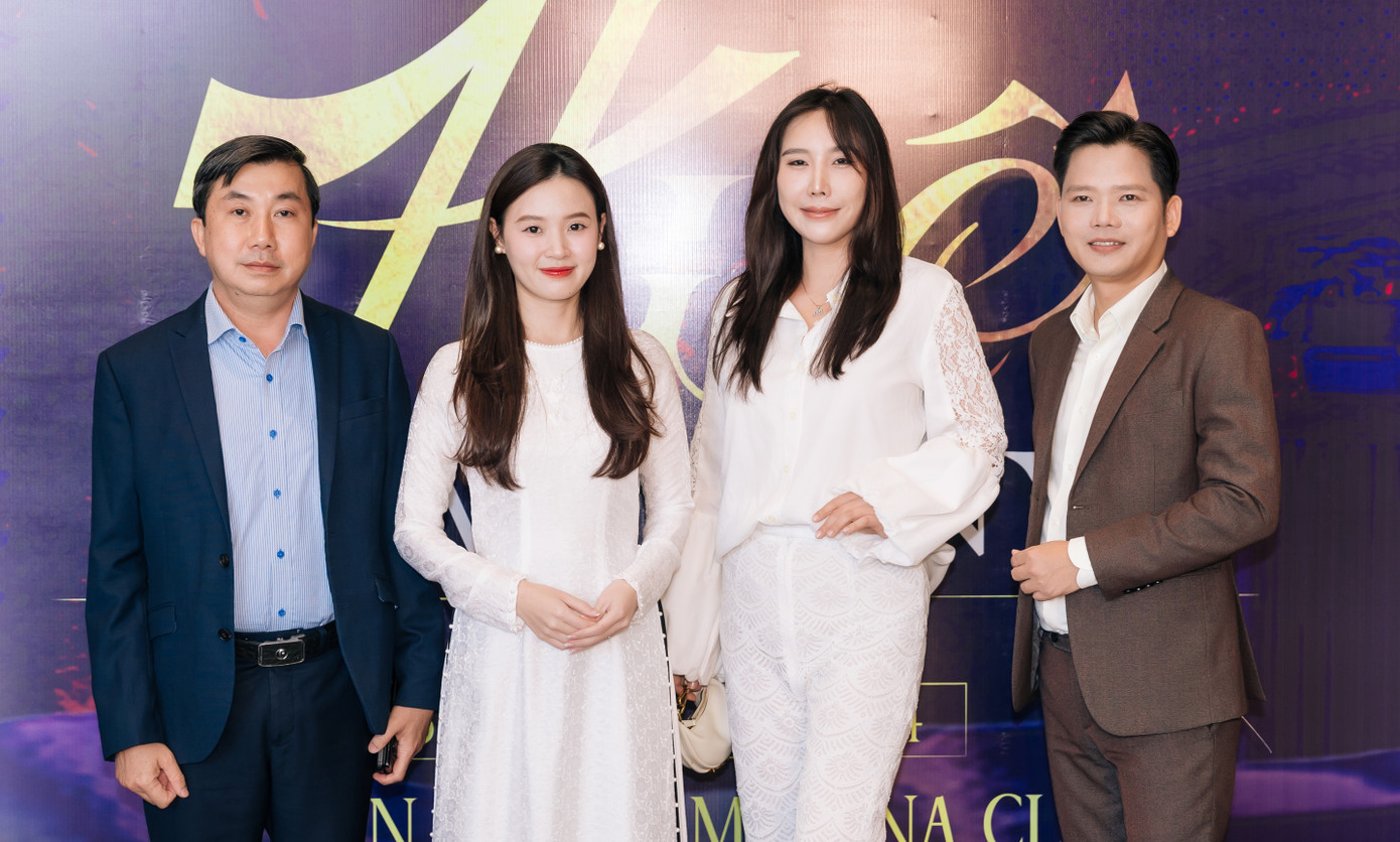 Nhiều nghệ sĩ khác cũng biểu diễn các ca khúc liên quan tới Huế trong đêm nhạc Huế Symphony: Bản giao hưởng Huế. Nhiều nghệ sĩ khác cũng biểu diễn các ca khúc liên quan tới Huế trong đêm nhạc Huế Symphony: Bản giao hưởng Huế.