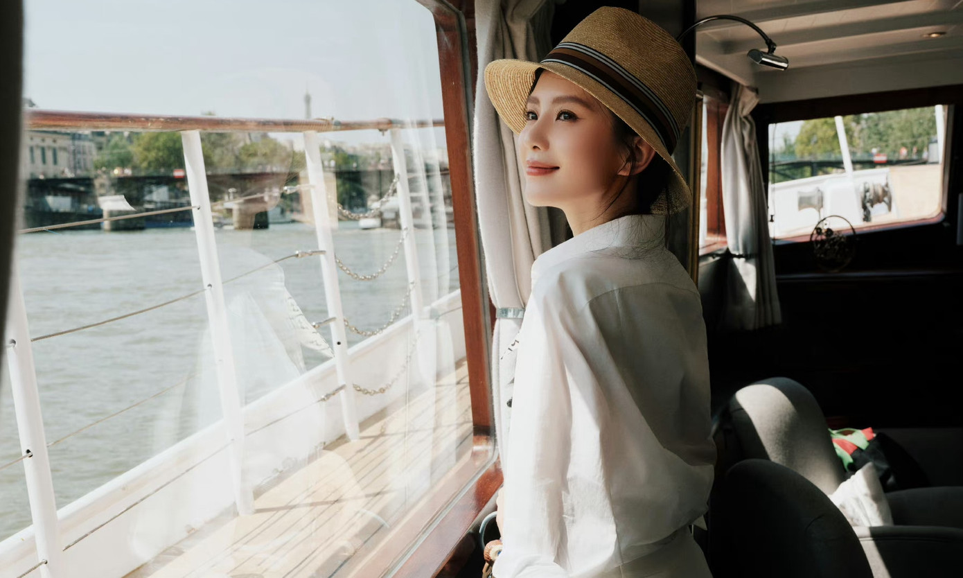 Khán giả khó chịu khi Lưu Thi Thi coi sân vận động như sàn diễn thời trang, thay 4 bộ đồ liên tiếp. Khán giả khó chịu khi Lưu Thi Thi coi sân vận động như sàn diễn thời trang, thay 4 bộ đồ liên tiếp.