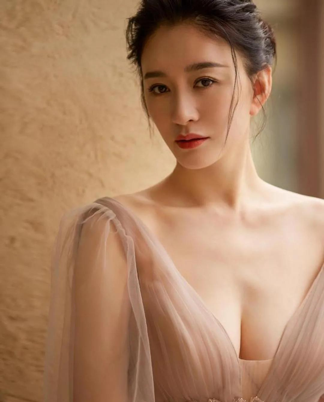 Không cố tình lựa chọn phong cách già dặn hơn tuổi, song nhìn Lưu Mẫn Đào (phải), khán giả có thể nhận thấy nét từng trải, phong cách đanh thép sắc sảo của nữ diễn viên. Trong khi đó, sự dịu dàng, gương mặt đẹp sang trọng giúp Lý Tiểu Nhiễm trẻ hơn tuổi. Cô thường đóng các vai người phụ nữ đau khổ vì tình, trong khi đó Lưu Mẫn Đào đảm nhiệm những nhân vật mẹ, chị của nam nữ chính. Hai nghệ sĩ cùng sinh năm 1976.