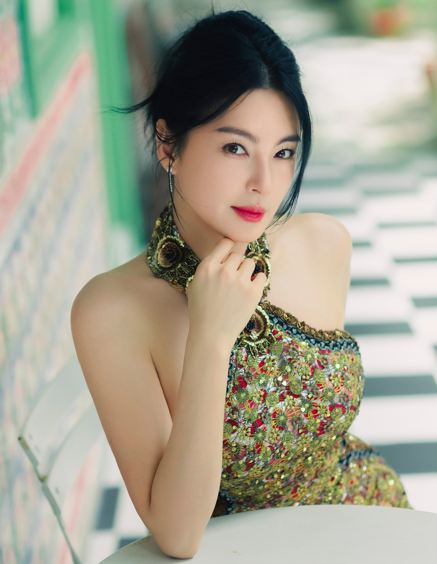 Theo Sohu, một số khán giả cho rằng Trương Vũ Kỷ là ngôi sao có khí chất mạnh mẽ, khả năng diễn xuất tốt. Do đó, cô có thể đảm nhận được nhân vật phức tạp từ ngoại hình đến nội tâm như Đông Phương Bất Bại. Bên cạnh đó, Trương Vũ Kỷ được đánh giá sẽ tạo nên phiên bản Đông Phương Bất Bại gợi cảm nhất.