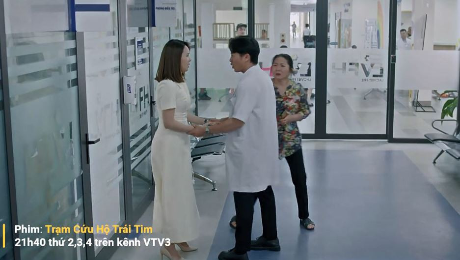 Vũ đến bên bé Kitty nhưng thực tế chẳng giúp được gì vì chuyên môn khác nhau, đồng thời đã có bác sĩ cứu chữa cho bé.