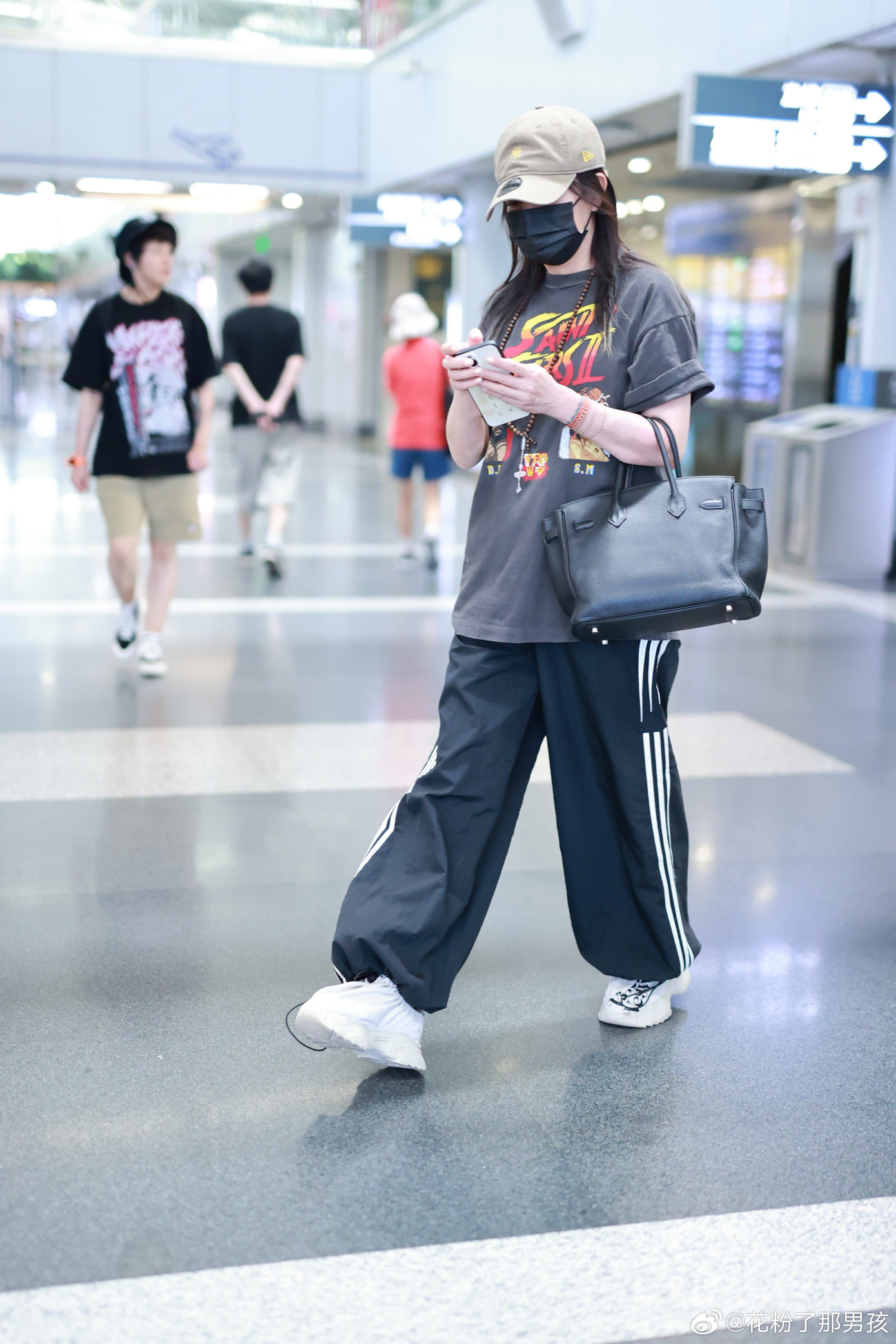 Triệu Vy xuất hiện trẻ trung tại sân bay Bắc Kinh.