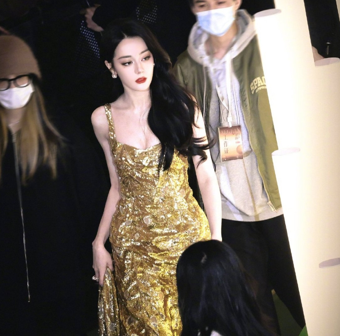 Để chuẩn bị cho lần xuất hiện này, Địch Lệ Nhiệt Ba còn hợp tác với chuyên viên trang điểm mới là Kim Hạc Long. Kim Hạc Long được đánh giá là người tìm được cách làm nổi bật nhan sắc của nàng tiểu hoa đán sinh năm 1992.