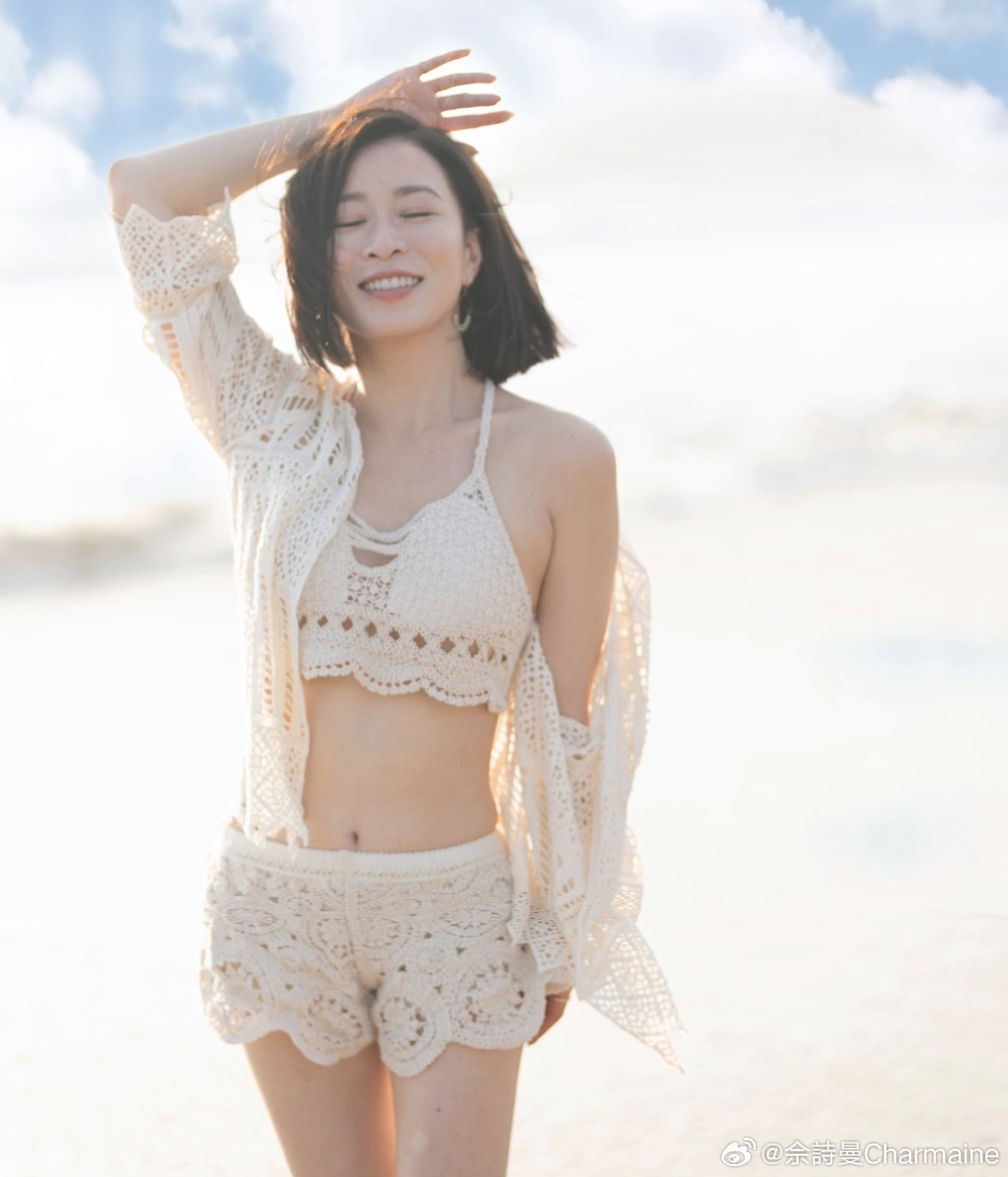 Sina bình luận ở tuổi 49, vóc dáng và dung mạo của Xa Thi Mạn vẫn giữ được nét trẻ trung, trong sáng như các cô gái ở độ tuổi 20. Đây là thành quả của quá trình luyện tập thể dục và thực hiện chế độ ăn kiêng phù hợp. Khí chất trẻ trung, vui tươi cũng là thể hiện cuộc sống viên mãn cả về đời tư lẫn sự nghiệp của Xa Thi Mạn. Sina bình luận ở tuổi 49, vóc dáng và dung mạo của Xa Thi Mạn vẫn giữ được nét trẻ trung, trong sáng như các cô gái ở độ tuổi 20. Đây là thành quả của quá trình luyện tập thể dục và thực hiện chế độ ăn kiêng phù hợp. Khí chất trẻ trung, vui tươi cũng là thể hiện cuộc sống viên mãn cả về đời tư lẫn sự nghiệp của Xa Thi Mạn.