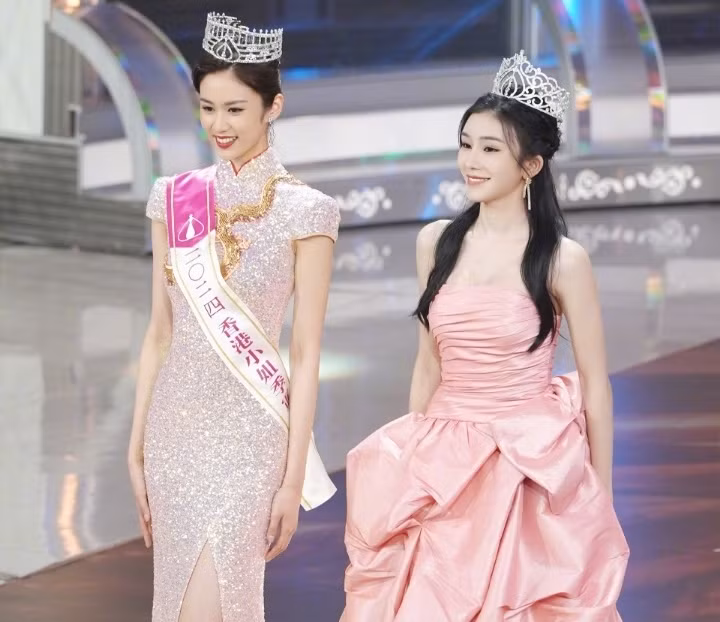 Dương Tử Dao gây ấn tượng mạnh khi có chiều cao 1,78 m, ngoài ra cô còn có năng khiếu ngoại ngữ vượt trội khi biết nhiều thứ tiếng như Hà Lan, Đức, Anh, Pháp, Quan thoại, tiếng Quảng Đông. Dương Tử Dao sinh ra và lớn lên tại Hà Lan, cha cô là người Hong Kong, mẹ đến từ Hà Nam, Trung Quốc nên người đẹp có thể sử dụng 6 ngôn ngữ khác nhau. Dương Tử Dao mong muốn trở thành diễn viên chuyên nghiệp. Dương Tử Dao gây ấn tượng mạnh khi có chiều cao 1,78 m, ngoài ra cô còn có năng khiếu ngoại ngữ vượt trội khi biết nhiều thứ tiếng như Hà Lan, Đức, Anh, Pháp, Quan thoại, tiếng Quảng Đông. Dương Tử Dao sinh ra và lớn lên tại Hà Lan, cha cô là người Hong Kong, mẹ đến từ Hà Nam, Trung Quốc nên người đẹp có thể sử dụng 6 ngôn ngữ khác nhau. Dương Tử Dao mong muốn trở thành diễn viên chuyên nghiệp.