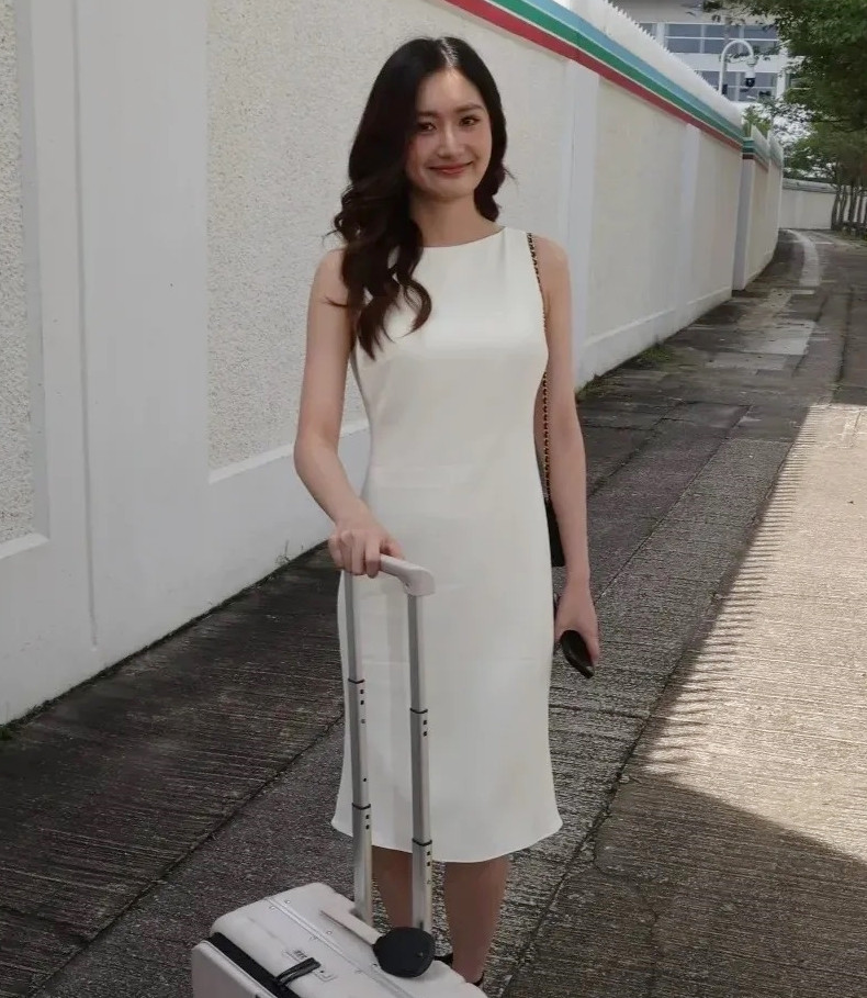 QQ cho rằng thí sinh Sophie bị chính ống kính của đài TVB hại. Thực chất, cô có ngoại hình cao ráo, gương mặt xinh đẹp kiều diễm. Trong bộ ảnh chụp tại trường, Sophie trong trẻo tựa như nữ thần học đường. Năm 2023, Sophie tham gia cuộc thi Hoa hậu Du lịch và cũng thuộc nhóm thí sinh top đầu. Hiện tại, cô đang học Thạc sĩ tại Đại học Hong Kong. QQ cho rằng thí sinh Sophie bị chính ống kính của đài TVB hại. Thực chất, cô có ngoại hình cao ráo, gương mặt xinh đẹp kiều diễm. Trong bộ ảnh chụp tại trường, Sophie trong trẻo tựa như nữ thần học đường. Năm 2023, Sophie tham gia cuộc thi Hoa hậu Du lịch và cũng thuộc nhóm thí sinh top đầu. Hiện tại, cô đang học Thạc sĩ tại Đại học Hong Kong.