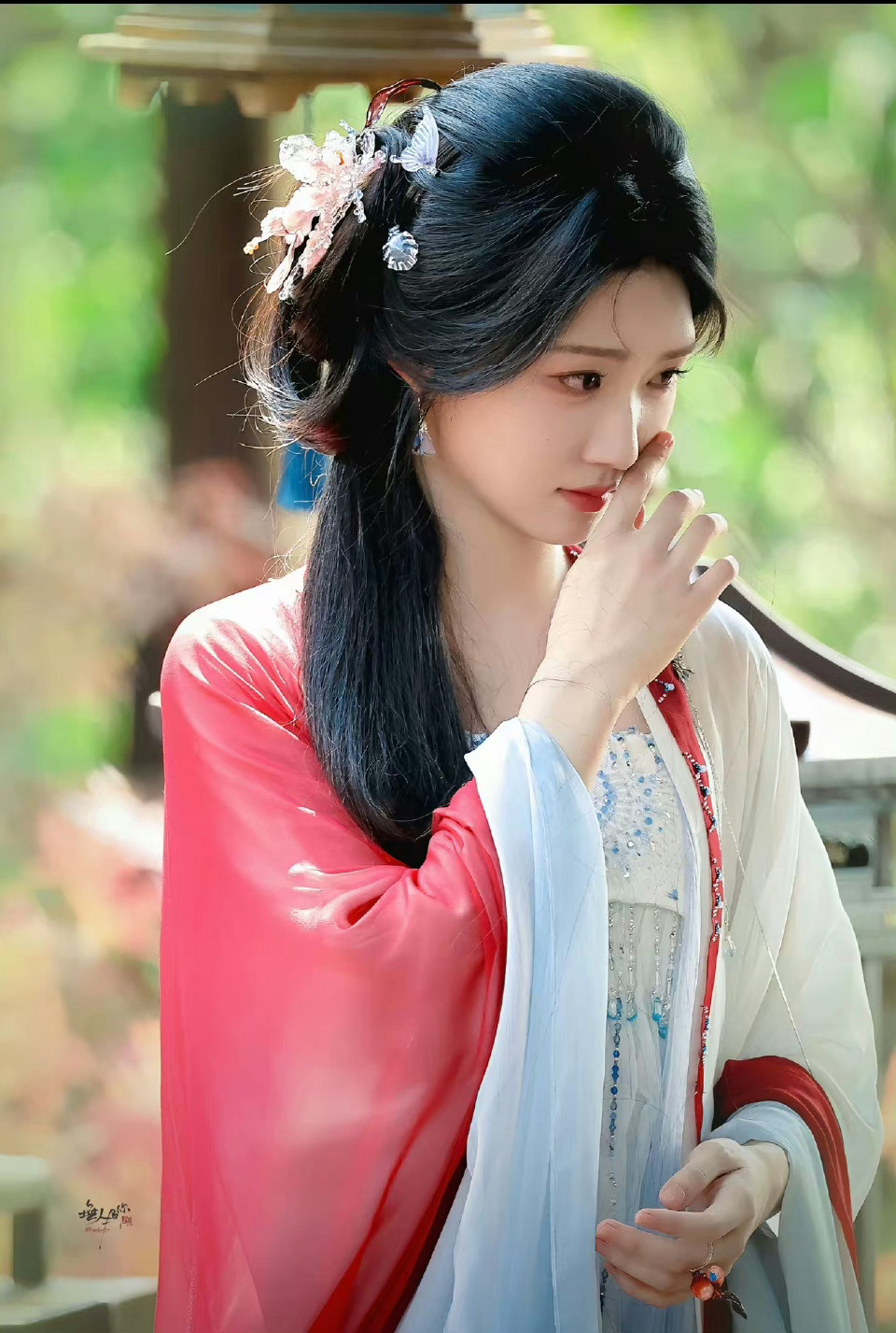 Lư Dục Hiểu gây sốt với tạo hình đẹp trong phim Nhập thanh vân. Lư Dục Hiểu gây sốt với tạo hình đẹp trong phim Nhập thanh vân.