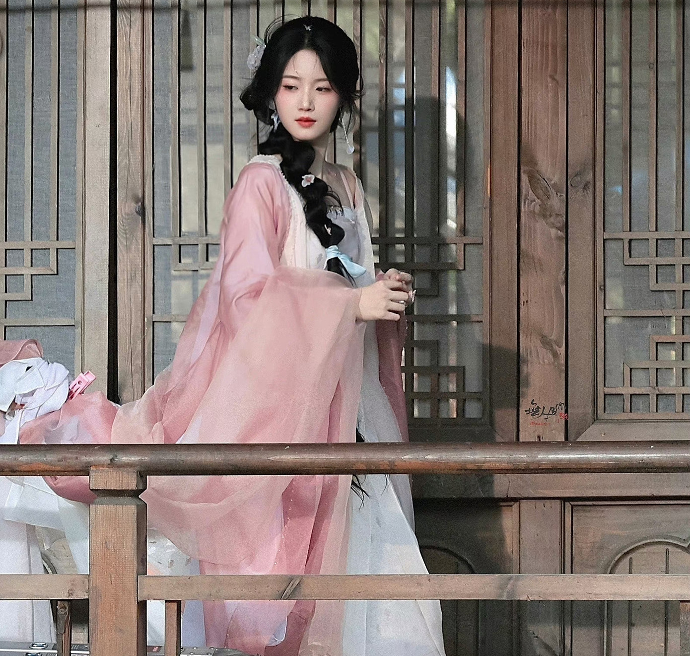 Tạo hình phim Nhập thanh vân của Lư Dục Hiểu gây chú ý và nhận được nhiều sự khen ngợi. Tạo hình phim Nhập thanh vân của Lư Dục Hiểu gây chú ý và nhận được nhiều sự khen ngợi.