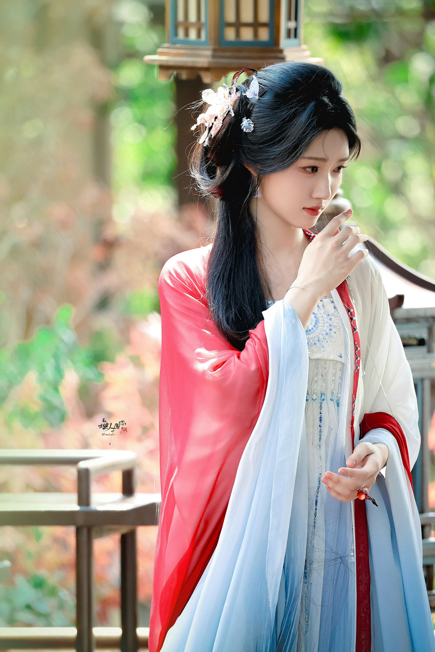 Lư Dục Hiểu gây sốt với tạo hình đẹp trong phim Nhập thanh vân. Lư Dục Hiểu gây sốt với tạo hình đẹp trong phim Nhập thanh vân.