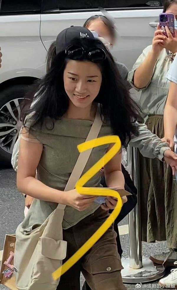 Lư Dục Hiểu từng bị chê vì thời trang lôi thôi. Lư Dục Hiểu từng bị chê vì thời trang lôi thôi.