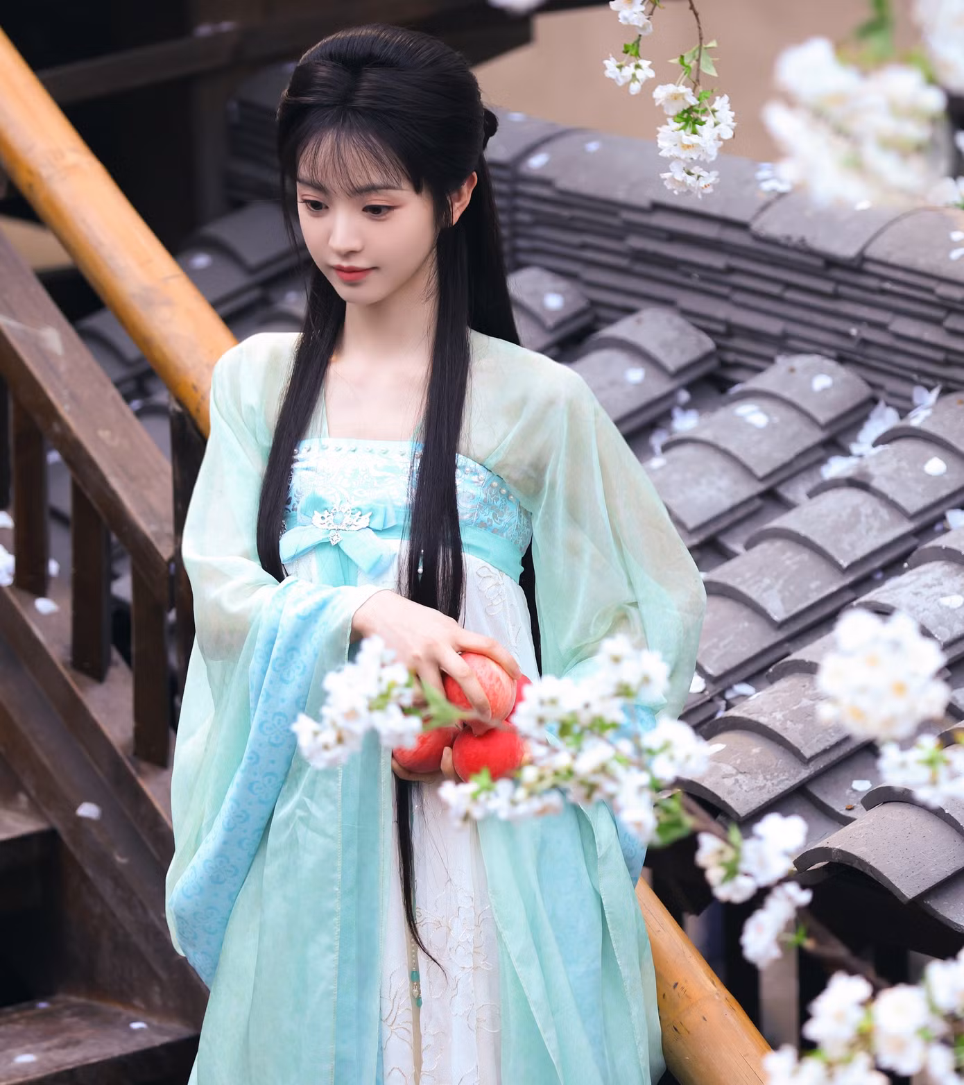 Ngoài ra, Điền Hi Vi còn có hai dự án cũng được kỳ vọng cao khác là Đại Phụng đả canh nhân (Tên khác: Người gõ mõ cầm canh ở Đại Phụng) và Nửa thân quen, nửa xa lạ. Trong đó, Đại Phụng đả canh nhân là phim cổ trang, cô đóng cùng nam diễn viên 9X hot bậc nhất hiện nay - Vương Hạc Đệ. Cả hai từng gây sốt với màn nắm tay bước trên thảm đỏ Tinh Quang Đại Thưởng 2023. Điền Hi Vi cũng làm đa dạng kho phim của mình với bộ phim hiện đại Nửa thân quen, nửa xa lạ có nội dung về các bạn trẻ cố gắng xây dựng sự nghiệp, đồng thời giải quyết những rắc rối xung quanh tình thân tình bạn tình yêu.