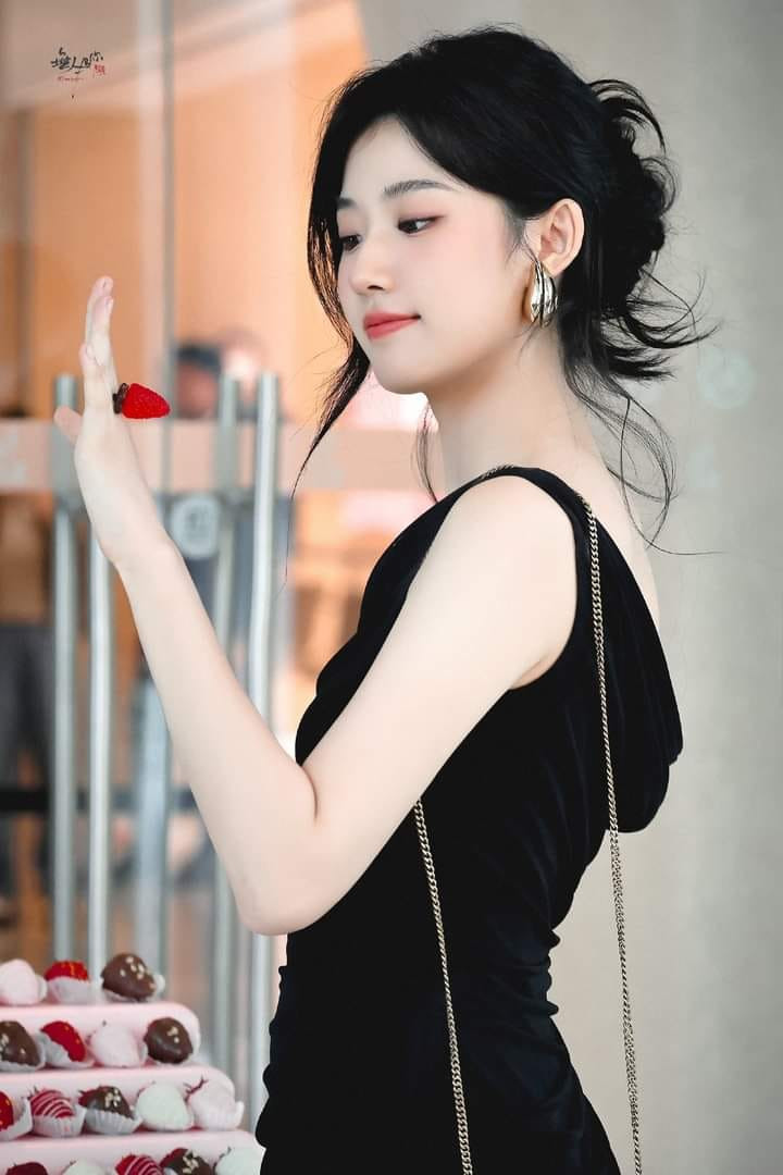 Ngày 24/4, Sohu đưa tin Lư Dục Hiểu tham gia một sự kiện thương mại và gây chú ý với ngoại hình rạng ngời. Sự tiến bộ về phong cách thời trang của Lư Dục Hiểu nhận được nhiều lời khen ngợi của công chúng. Ngày 24/4, Sohu đưa tin Lư Dục Hiểu tham gia một sự kiện thương mại và gây chú ý với ngoại hình rạng ngời. Sự tiến bộ về phong cách thời trang của Lư Dục Hiểu nhận được nhiều lời khen ngợi của công chúng.