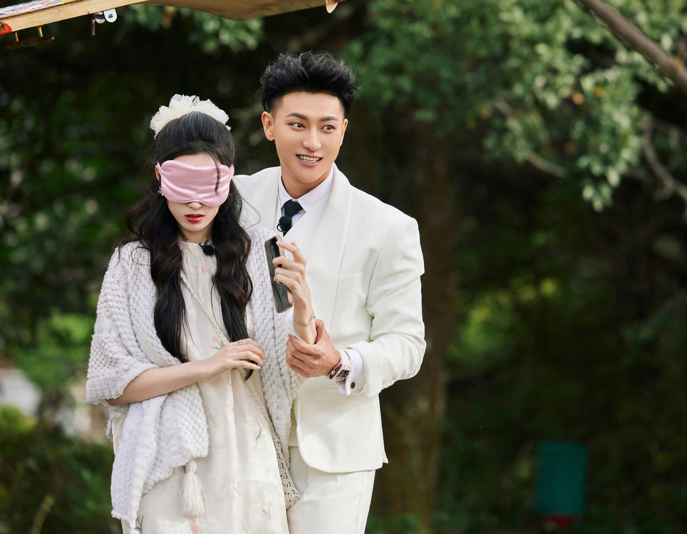 Hoàng Tử Thao cầu hôn Từ Nghệ Dương sau một tháng công khai hẹn hò.