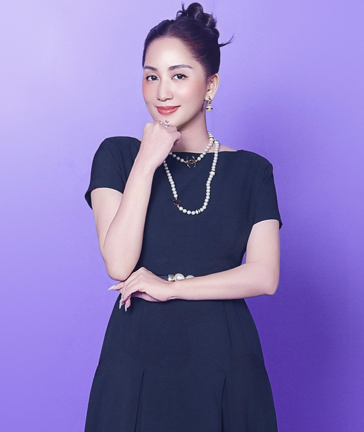 Khánh Thi là hình mẫu phụ nữ thế hệ mới thành công trong sự nghiệp, hạnh phúc với gia đình nhỏ và giỏi nuôi dạy con. Khánh Thi là hình mẫu phụ nữ thế hệ mới thành công trong sự nghiệp, hạnh phúc với gia đình nhỏ và giỏi nuôi dạy con.