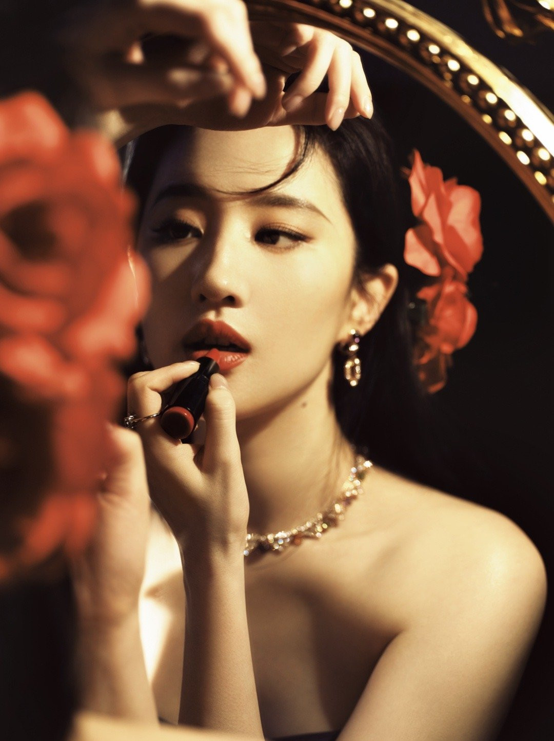 Trong Câu chuyện hoa hồng cũng như ngoài đời thực, Lưu Diệc Phi luôn là người đề cao sự tự tin cho phái nữ. Cô cho rằng mỗi người chỉ sống một cuộc đời, nên tự tin làm chính mình, sống nhiệt tình trong mọi hoàn cảnh, dũng cảm đối đầu với cuộc sống. Vì vậy, nữ diễn viên là hình mẫu lý tưởng của nhiều cô gái chàng trai. Trong Câu chuyện hoa hồng cũng như ngoài đời thực, Lưu Diệc Phi luôn là người đề cao sự tự tin cho phái nữ. Cô cho rằng mỗi người chỉ sống một cuộc đời, nên tự tin làm chính mình, sống nhiệt tình trong mọi hoàn cảnh, dũng cảm đối đầu với cuộc sống. Vì vậy, nữ diễn viên là hình mẫu lý tưởng của nhiều cô gái chàng trai.