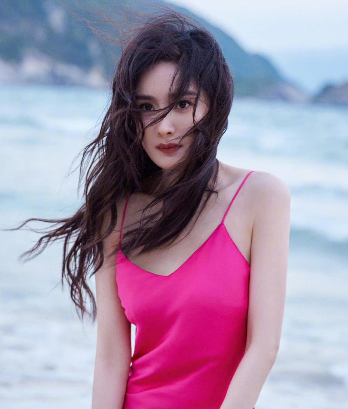 Vì bảo vệ "gà nhà", Vu Chính không ít lần chê bai đối thủ hoặc tâng bốc các nghệ sĩ quá mức. Vu Chính còn kéo các diễn viên khác vào thị phi để đánh lạc hướng dư luận.