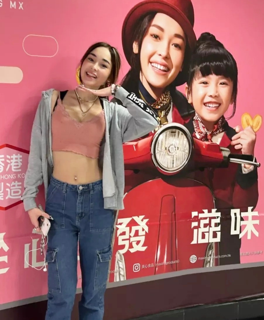 Thí sinh nhỏ tuổi nhất cuộc thi Hoa hậu Hong Kong năm nay là Aisha 17 tuổi gây chú ý trong vòng tuyển chọn sơ bộ nhờ nhan sắc nổi bật. Aisha mang dòng máu lai Trung - Mỹ. Cô theo mẹ từ Mỹ trở về Hong Kong (Trung Quốc) năm 2023 và được người tìm kiếm tài năng phát hiện trên đường nhờ vóc dáng cao ráo. Hiện tại, Aisha hoạt động với tư cách người mẫu và đã chụp nhiều quảng cáo cho cả các thương hiệu xa xỉ. Do đó, Aisha tự tin trước ống kính, thể hiện sự phóng khoáng cuốn hút hơn các thí sinh khác. Thí sinh nhỏ tuổi nhất cuộc thi Hoa hậu Hong Kong năm nay là Aisha 17 tuổi gây chú ý trong vòng tuyển chọn sơ bộ nhờ nhan sắc nổi bật. Aisha mang dòng máu lai Trung - Mỹ. Cô theo mẹ từ Mỹ trở về Hong Kong (Trung Quốc) năm 2023 và được người tìm kiếm tài năng phát hiện trên đường nhờ vóc dáng cao ráo. Hiện tại, Aisha hoạt động với tư cách người mẫu và đã chụp nhiều quảng cáo cho cả các thương hiệu xa xỉ. Do đó, Aisha tự tin trước ống kính, thể hiện sự phóng khoáng cuốn hút hơn các thí sinh khác.