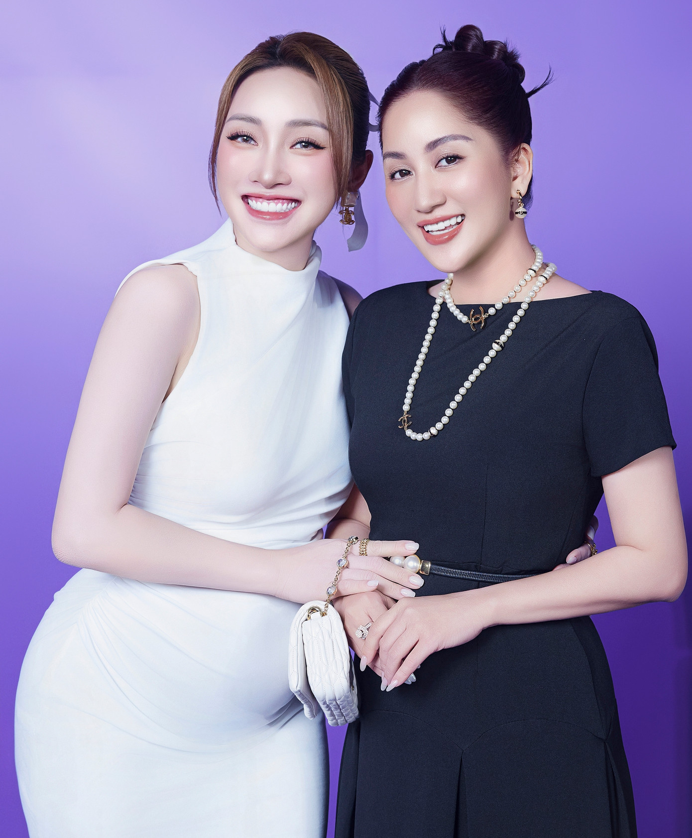 Khánh Thi vất vả giảm cân để có thân hình thon gọn sau khi sinh bé thứ ba. CEO Lý Thùy Chang (áo trắng), vợ trẻ của nam diễn viên Chi Bảo cũng thu hút với sắc đẹp mặn mà. Cô và Chi Bảo đón con thứ hai trong năm nay. Khánh Thi vất vả giảm cân để có thân hình thon gọn sau khi sinh bé thứ ba. CEO Lý Thùy Chang (áo trắng), vợ trẻ của nam diễn viên Chi Bảo cũng thu hút với sắc đẹp mặn mà. Cô và Chi Bảo đón con thứ hai trong năm nay.