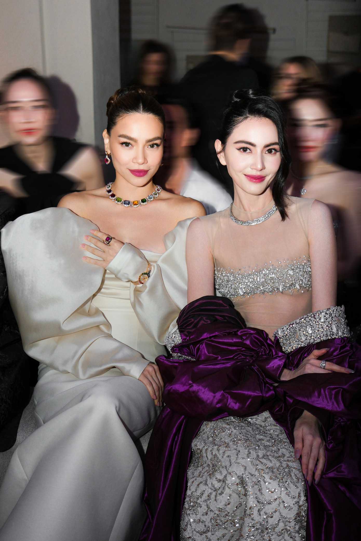 Khi tham gia sự kiện, Hồ Ngọc Hà luôn chuẩn bị chu đáo về trang phục, trang điểm. Khí chất sang trọng quyền lực, biểu hiện xuất sắc, giúp Hồ Ngọc Hà tỏa sáng dù đọ sắc với những nghệ sĩ nổi tiếng trên thế giới.