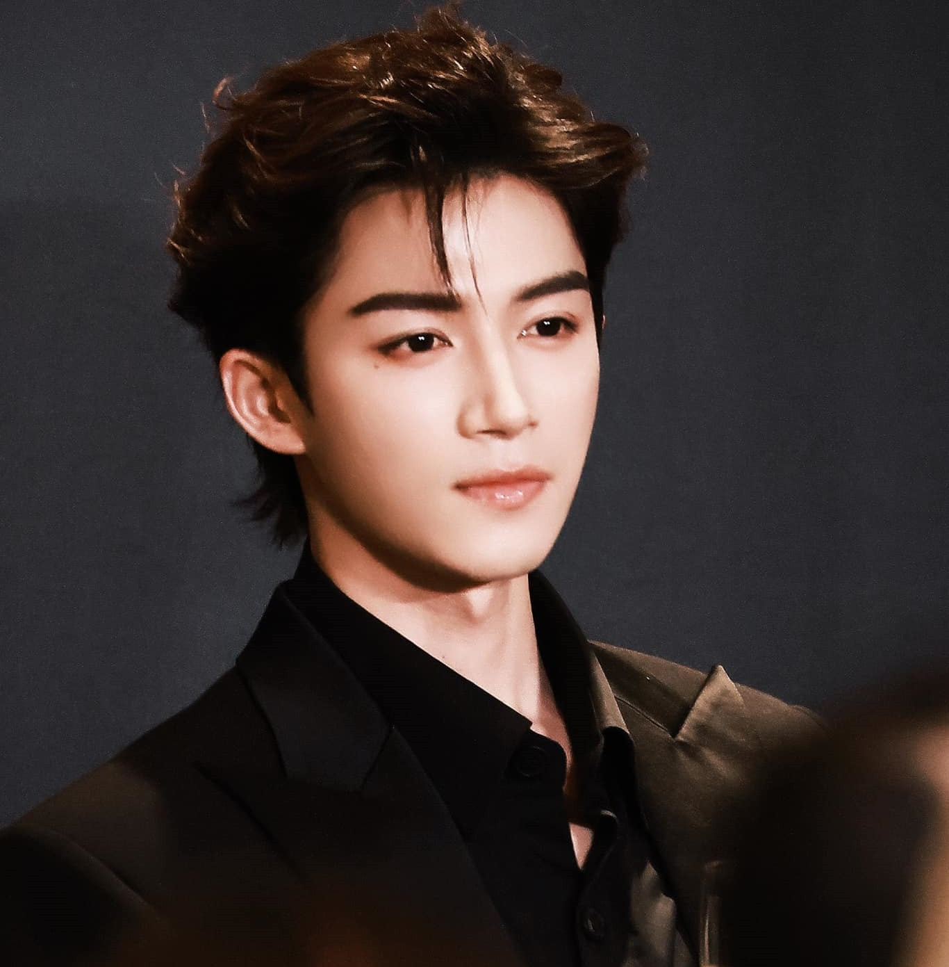 Năm 2023, Vương Tinh Việt cũng là cái tên bật lên mạnh mẽ nhờ hai dự án Vi hữu ám hương lai và Ninh An như mộng. Vương Tinh Việt sinh năm 2002, là nghệ sĩ thuộc công ty của biên kịch Vu Chính. Dù tuổi đời còn trẻ, Vương Tinh Việt được đánh giá là có diễn xuất khá tốt. Sự nghiệp mới phát triển nhưng Vương Tinh Việt đã có 7 hợp đồng quảng cáo, do đó hộp quà của anh khá phong phú.