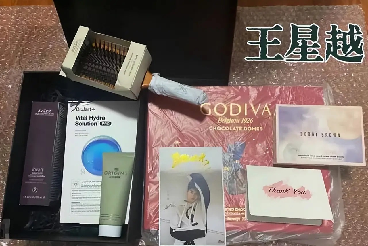 Năm 2023, Vương Tinh Việt cũng là cái tên bật lên mạnh mẽ nhờ hai dự án Vi hữu ám hương lai và Ninh An như mộng. Vương Tinh Việt sinh năm 2002, là nghệ sĩ thuộc công ty của biên kịch Vu Chính. Dù tuổi đời còn trẻ, Vương Tinh Việt được đánh giá là có diễn xuất khá tốt. Sự nghiệp mới phát triển nhưng Vương Tinh Việt đã có 7 hợp đồng quảng cáo, do đó hộp quà của anh khá phong phú.