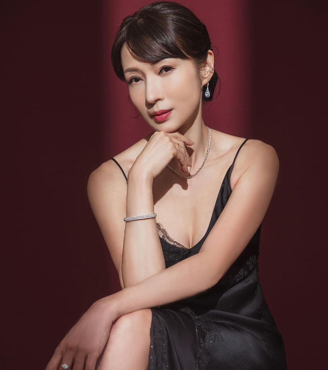 Ôn Thúy Bình bị chồng mới đạp vào bụng, ngã xuống đường.