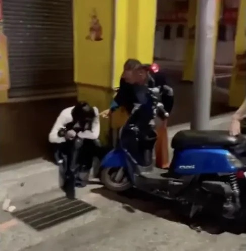 Ôn Thúy Bình bị chồng mới đạp vào bụng, ngã xuống đường.