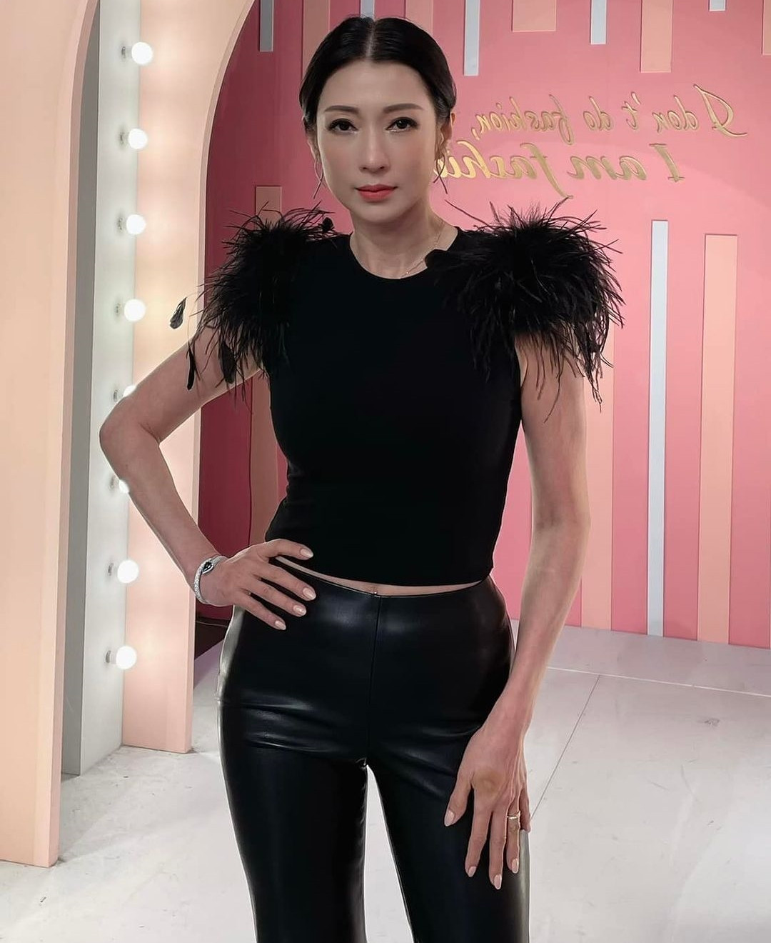 Vóc dáng quyến rũ của Ôn Thúy Bình ở tuổi 53.