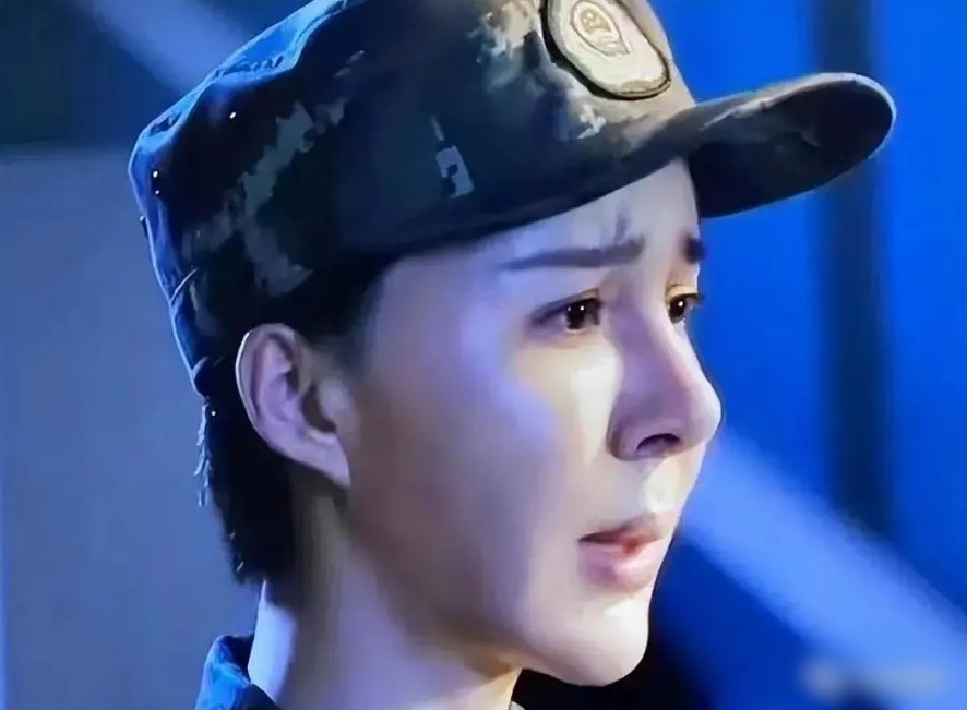 Theo QQ, điều khó chấp nhận nhất là việc giao các vai nữ quân nhân cho những ngôi sao đã trải qua thẩm mỹ bởi khó tìm thấy sự hòa hợp của một chiến sĩ trong thời kỳ gian khổ với sự thiếu tự nhiên của những "người đẹp mặt nhựa".