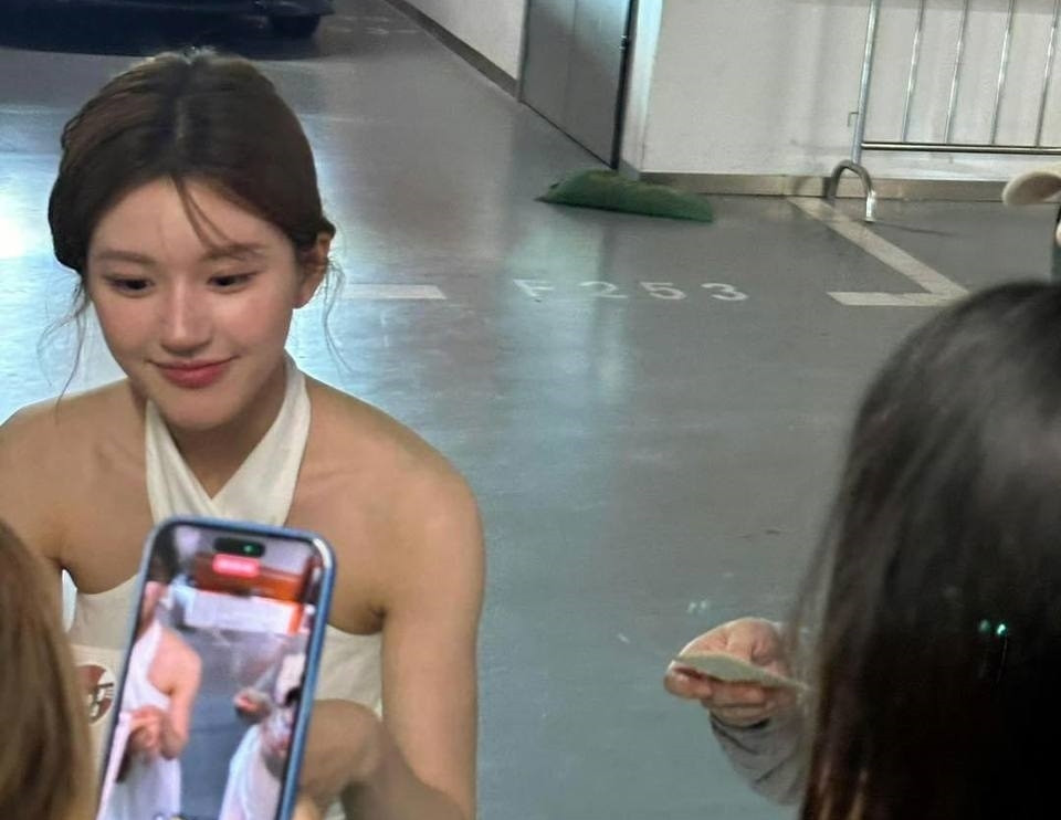 Thời gian gần đây, Triệu Lộ Tư vướng nhiều tin tức đụng chạm dao kéo, nhưng nữ diễn viên phủ nhận đã phẫu thuật thẩm mỹ. Triệu Lệ Tư có ưu điểm làn da căng tràn sức sống. Nữ diễn viên luôn tìm phong cách phù hợp với mình.