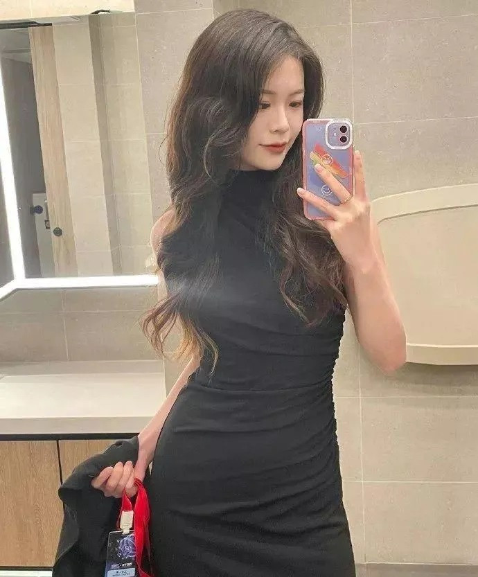 Dolores được mệnh danh là "Tiểu Quách Thái Khiết" với vẻ đẹp trong sáng, quyến rũ. Cô là thí sinh có sự chuẩn bị trang phục kỹ lưỡng nhất trong lần đầu xuất hiện ở cuộc thi Hoa hậu Hong Kong 2024. Dolores mặc chiếc váy dài ánh kim khoe trọn tấm lưng trần quyến rũ, phong thái tự tin không khác gì những nghệ sĩ nổi tiếng trên thảm đỏ. Dolores được mệnh danh là "Tiểu Quách Thái Khiết" với vẻ đẹp trong sáng, quyến rũ. Cô là thí sinh có sự chuẩn bị trang phục kỹ lưỡng nhất trong lần đầu xuất hiện ở cuộc thi Hoa hậu Hong Kong 2024. Dolores mặc chiếc váy dài ánh kim khoe trọn tấm lưng trần quyến rũ, phong thái tự tin không khác gì những nghệ sĩ nổi tiếng trên thảm đỏ.